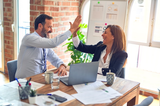 ALLGEMEINES Terminkoordination und Terminabsprachen Honorar- und Preisverhandlungen Zeitmanagement und Kalenderpflege Reisemanagement Vorbereitung von Meetings und Organisation von Videokonferenzen Falten, kuvertieren, versenden, kopieren, sortieren Neugestaltung ihres Unterlagen- und Ablagesystems Schreiben und Verfassen aller möglichen Schriftstücke Mail- und Telefonservice Optimierung der Arbeitsabläufe in Ihrem Büro Schulung der MitarbeiterInnen Beratung zur Büroorganisation und zu Arbeitsabläufen Etc.